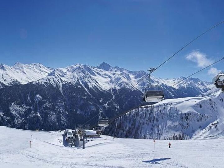 Elegant 1-Bed Apartment in Landeck, Sleeps 3, 1331