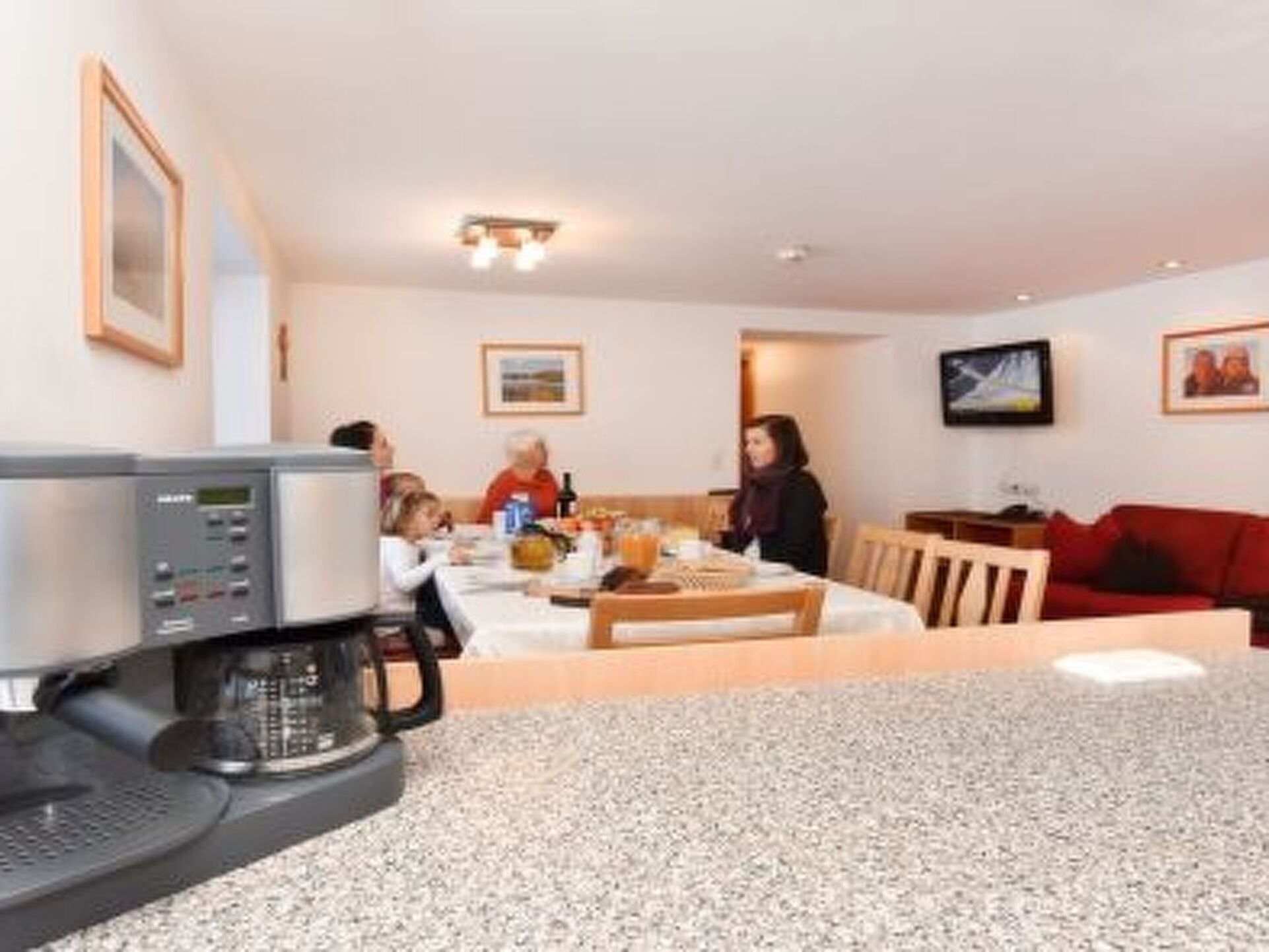 Beautiful 4-Bed Apartment in Landeck, Sleeps 10, 1333
