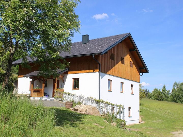 Serene 3-Bed House in Wolfsberg, Sleeps 5, 1083, Wolfsberg, Austria