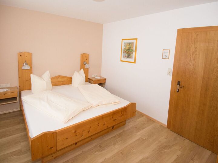 Spacious 1-Bed Apartment in Innsbruck-Land, Sleeps 3, 1340