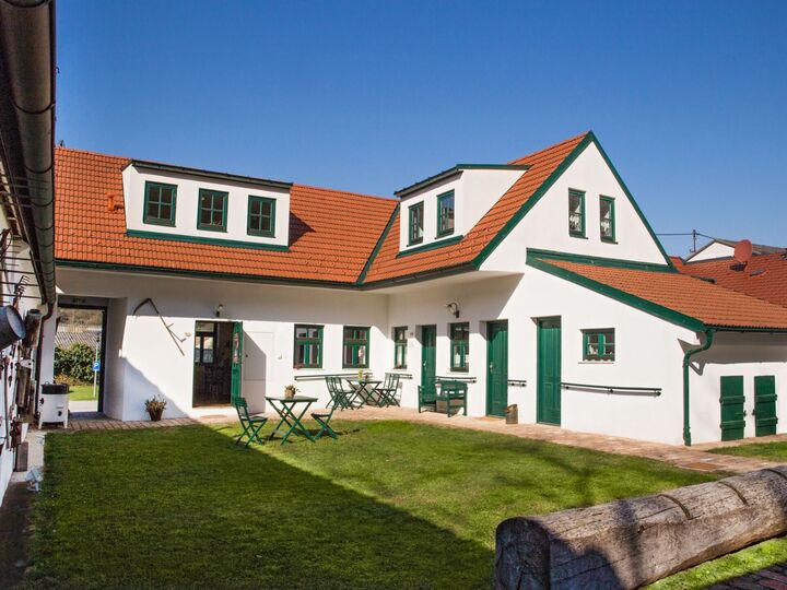 Stylish 5-Bed House in Ganserndorf, Sleeps 11, 1004, Grub an der March, Austria