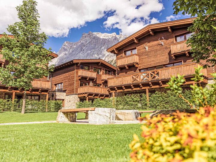 3-Bed Apartment with Mountain View in Reutte, Sleeps 8, 1021, Ehrwald, Austria