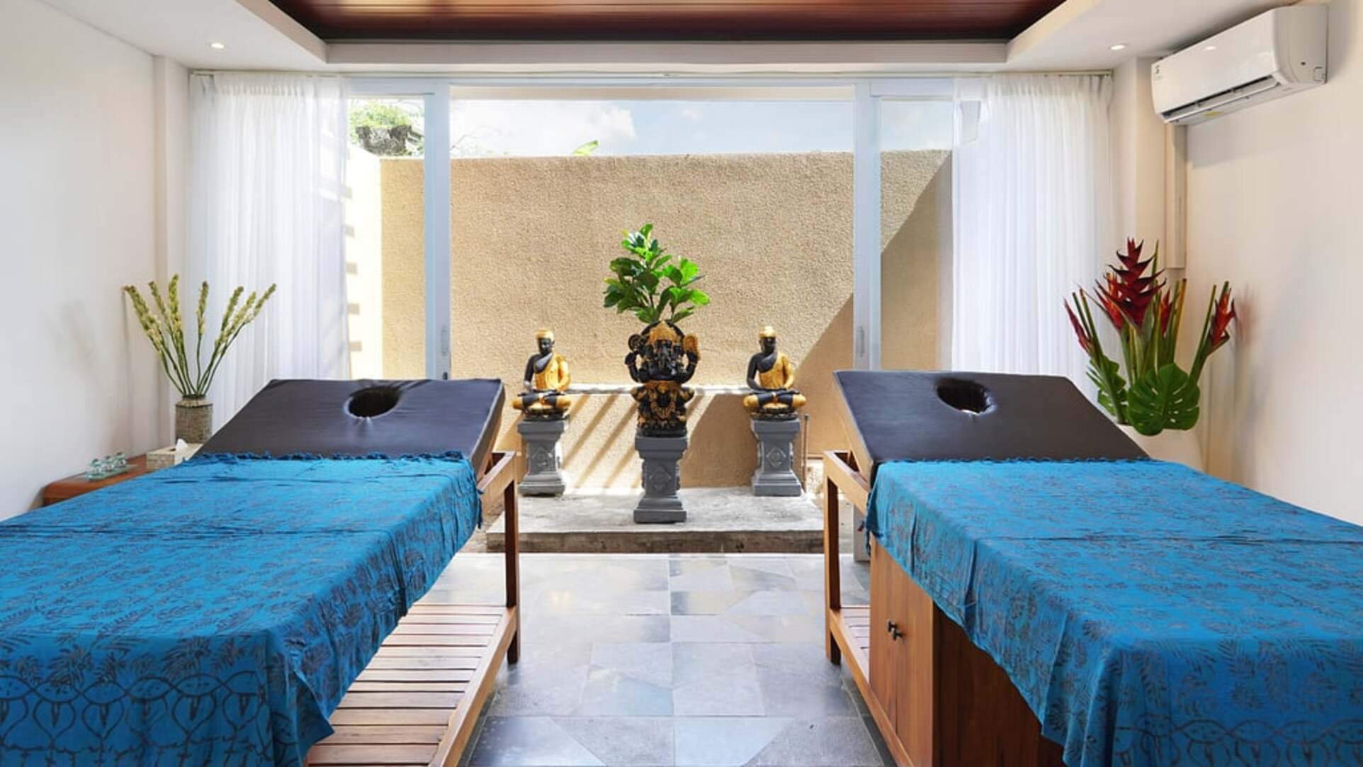 5 Star The Chand’s One – Sunset Beachfront Retreat