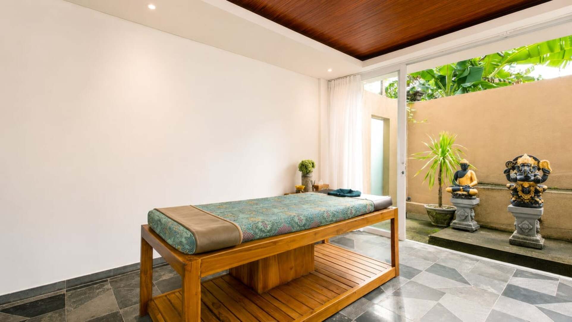 5 Star The Chand’s Three – Elevated Beachfront Escape