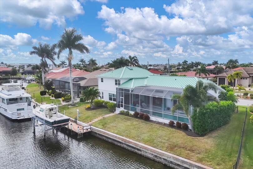 Beautiful, spacious, waterfront home with private pool in Punta Gorda (Boat lift not for guest use)