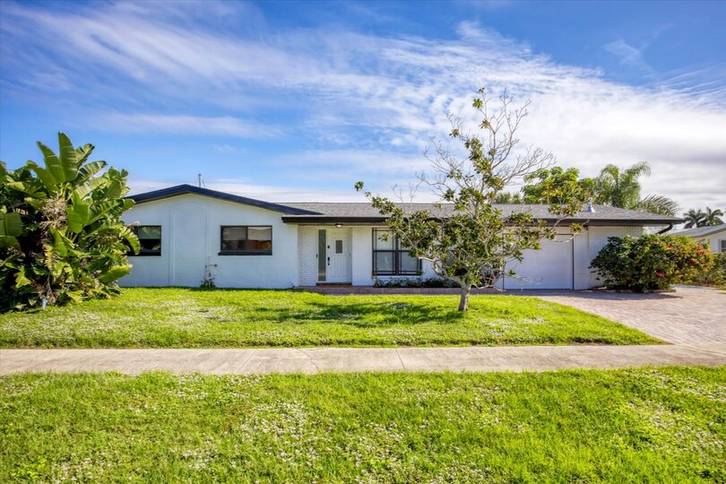 Beautiful 4/3 waterfront home with private pool