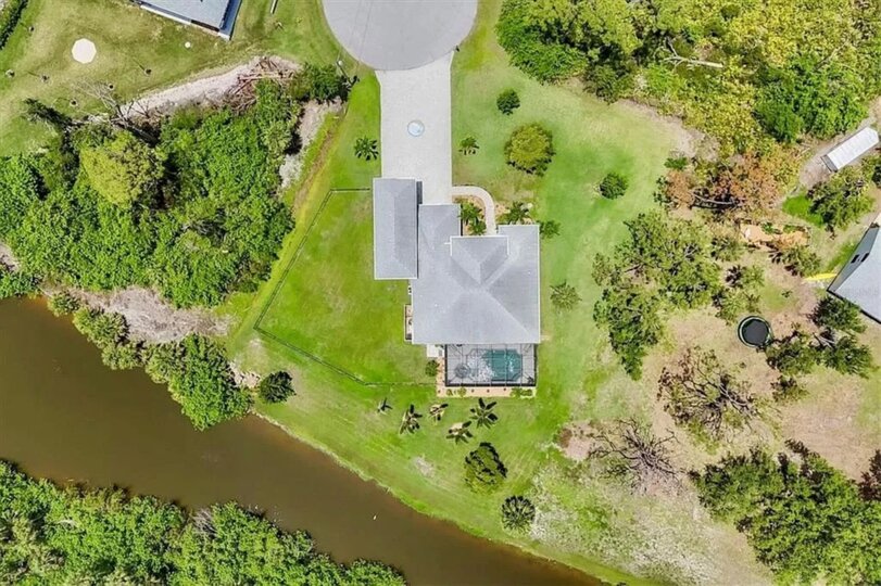 Georgeous 3 bedroom, 2 bathroom waterfront home on a double lot with private pool & spa in Rotonda West