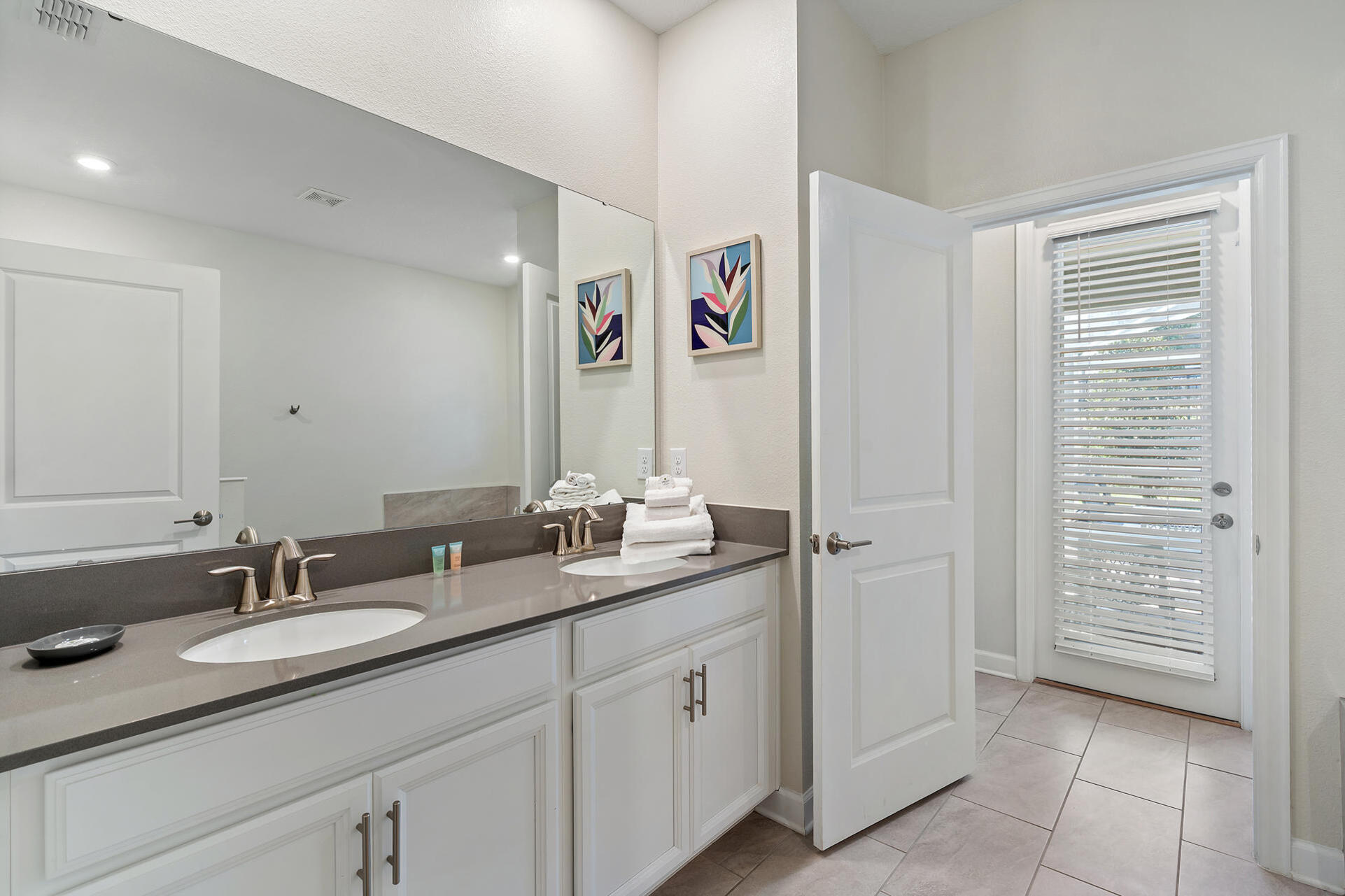 Master King Bathroom 1 Downstairs / Door to Pool