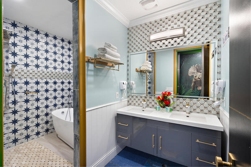 Jurassic Park Bathroom 19 Tub & Rain Shower