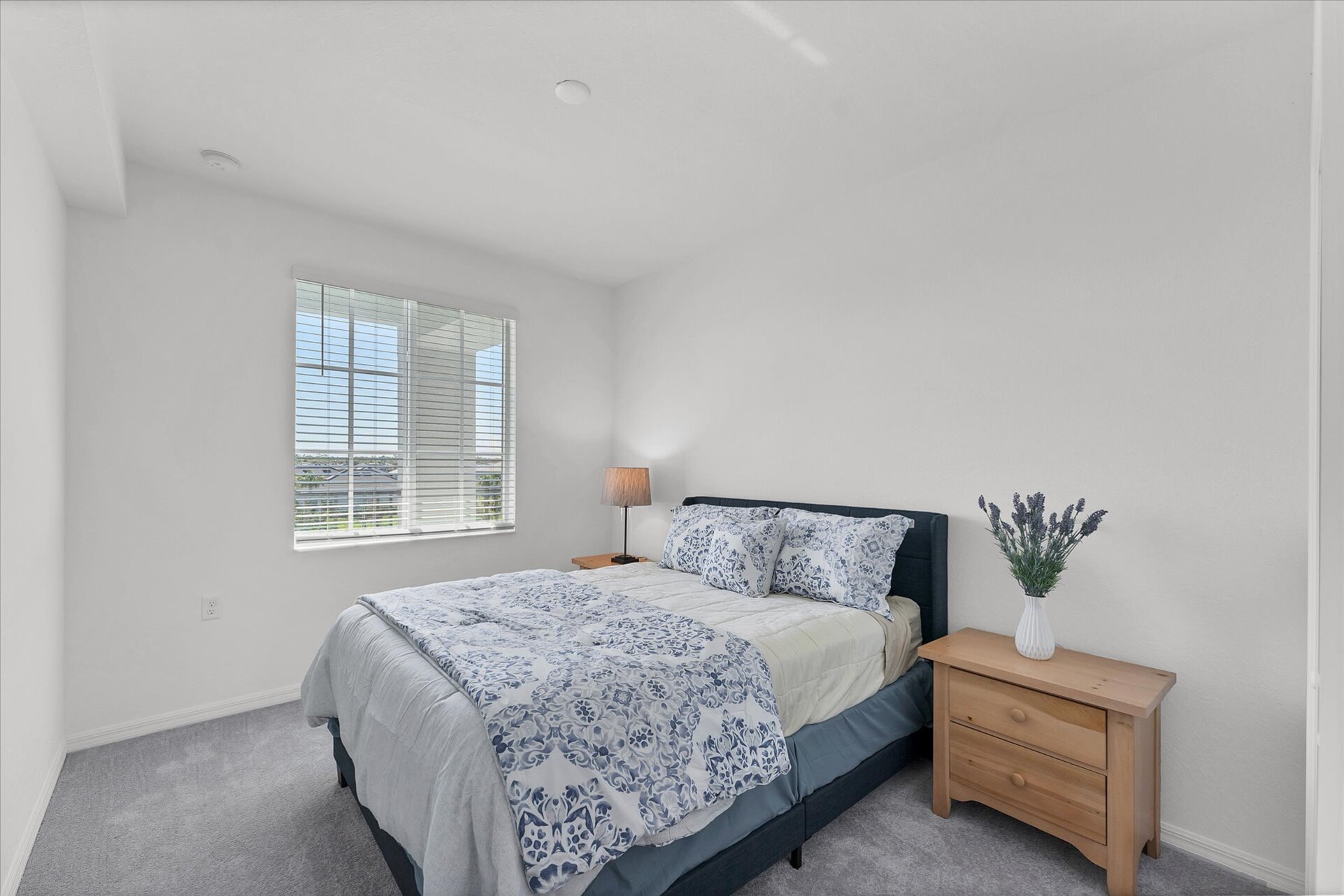 Guest bedroom with queen bed