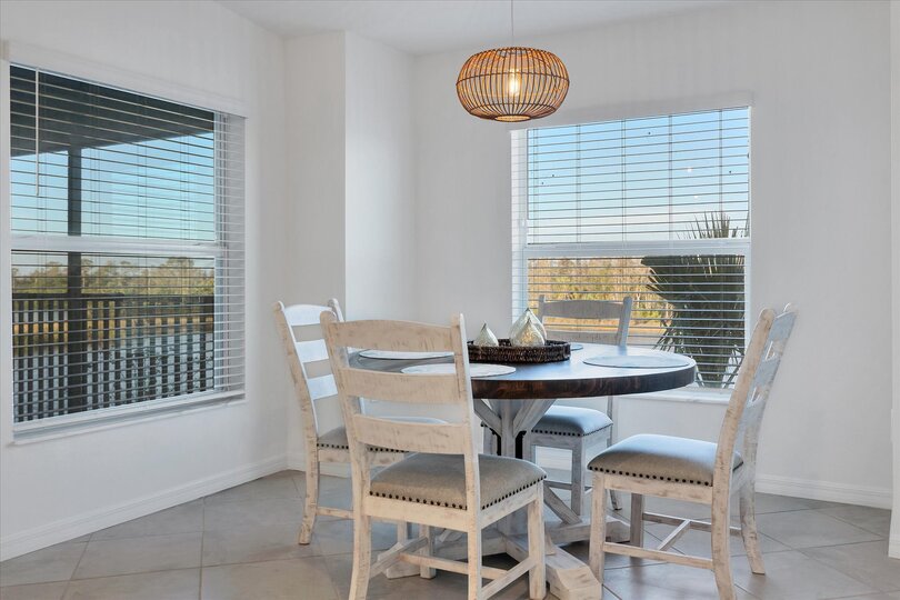 Dining table seats 4