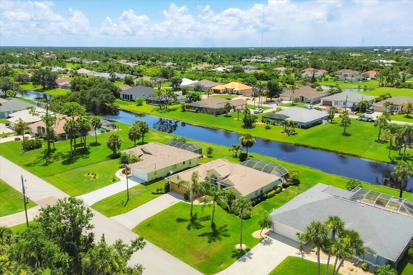 Beautiful 3 bedroom, 2 bathroom waterfront home with private pool in Rotonda West