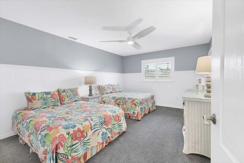 Guest bedroom with 2 double beds