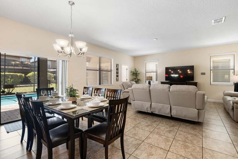 Dining  Seats 8 / Living