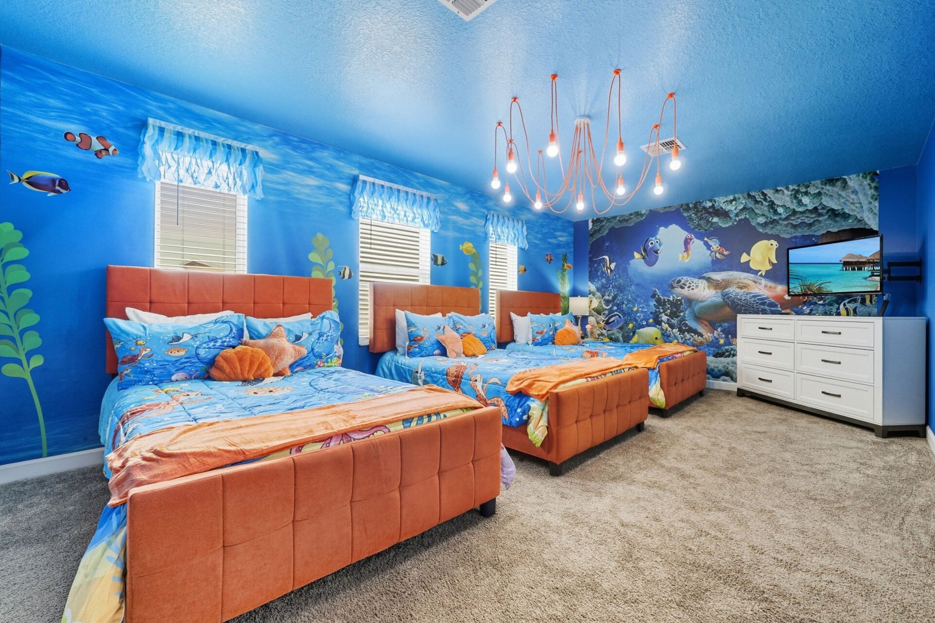 Stunning 10 Bedroom Home in Davenport, 6705