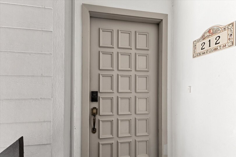 Beautiful 2 bedroom, 2 bathroom condo with water view on Venice Beach