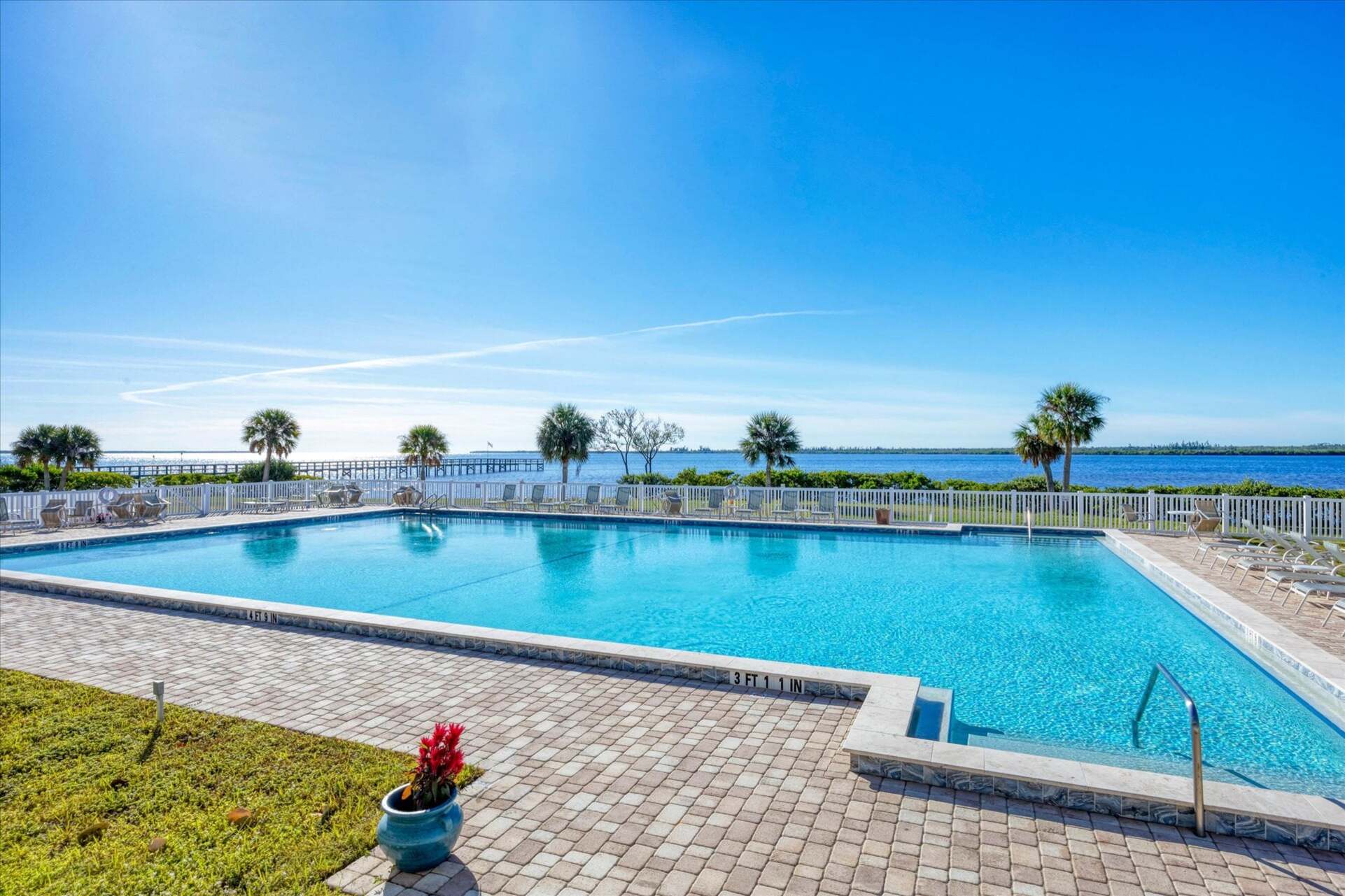 Quaint 2 bedroom, 2 bathroom condo on the Myakka River