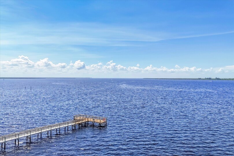 Large fishing pier to Myakka River